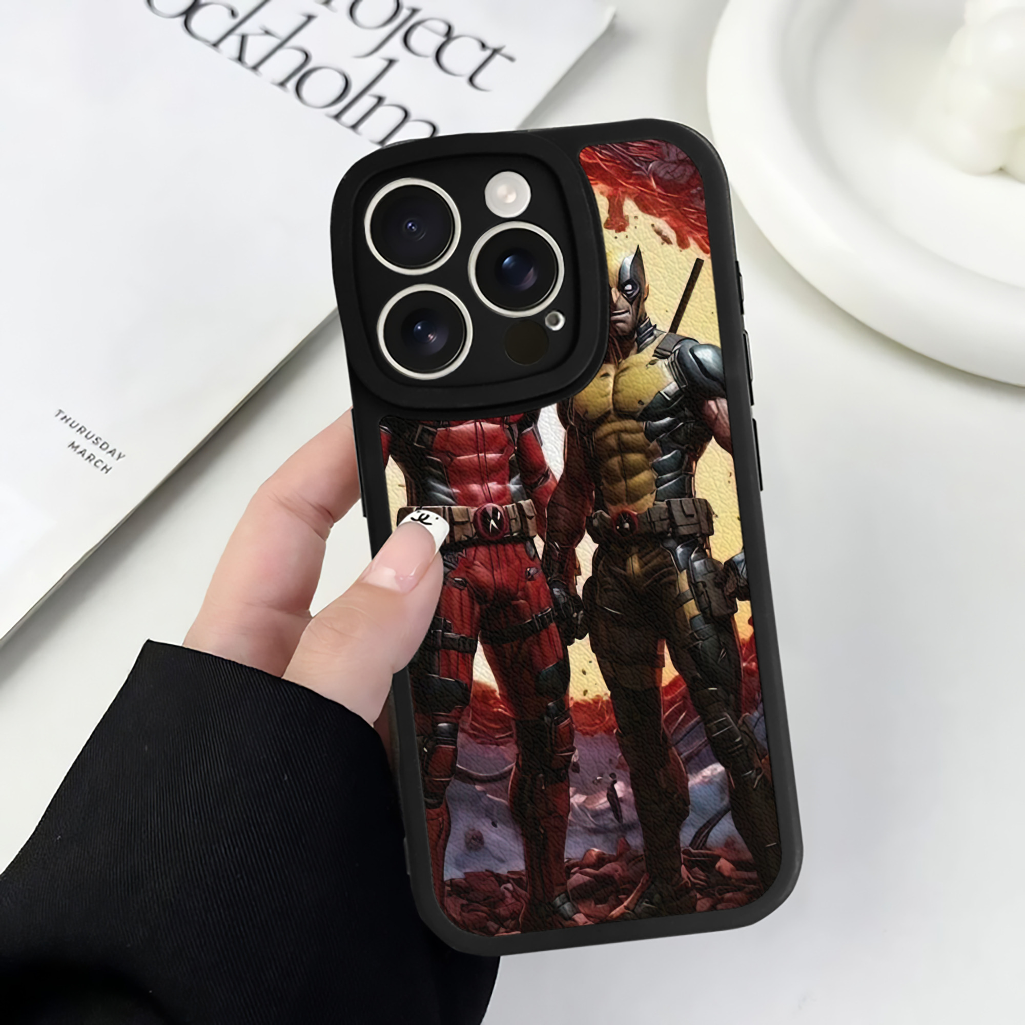 （画像用） Deadpool デッドプール 【iPhone 16シリーズ対応】シリコンスマホケース（レザー調） 材質：シリコン